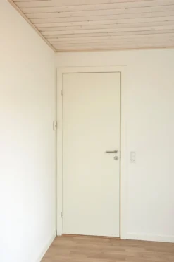 Stabil hvitmalt dør - 72,5 x 204 cm